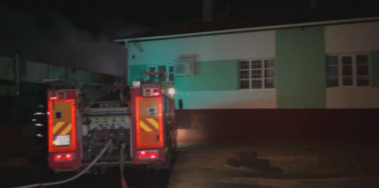 Пожар изпепели физкултурния салон на училище в Карнобат