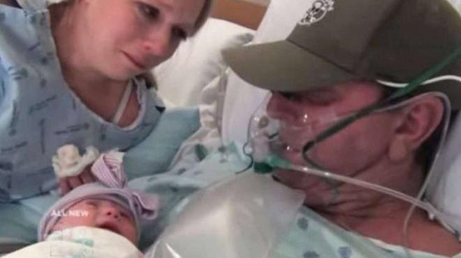 Жена роди по-рано, за да види таткото бебето си