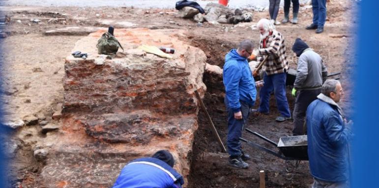 Археолози откриха позлатена ръка край ломско село