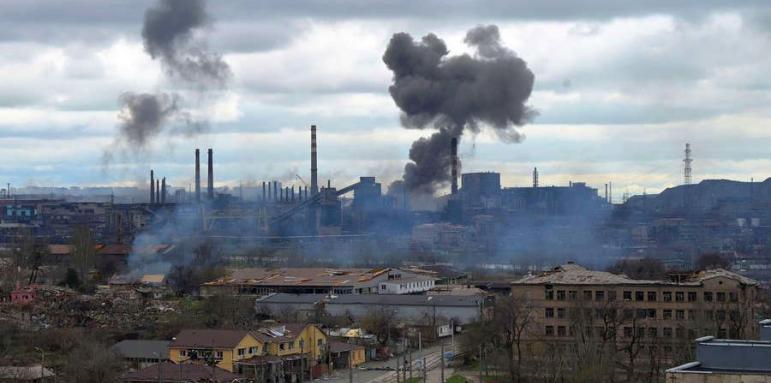 Москва спира огъня в Мариупол. Защо