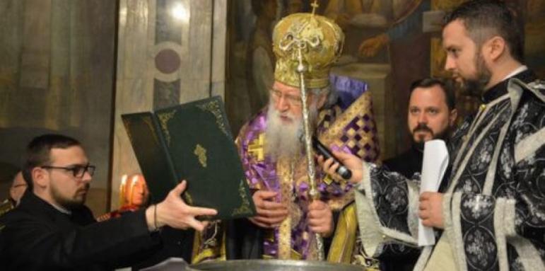 Новоосветеното Свето миро бе преместено от "Св. Александър Невски" в мирохранителницата на Светия синод