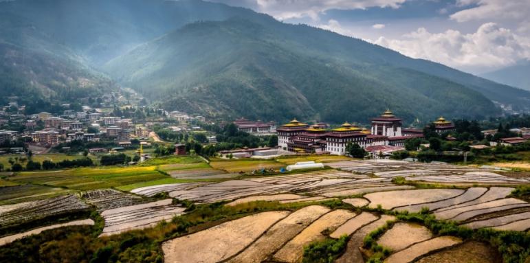 Ваксини за Бутан. Какво не знаем за кралството на щастието