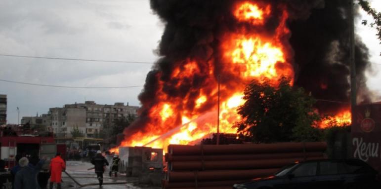 Десетки евакуирани в Пловдив, жена и дете са в токсикология