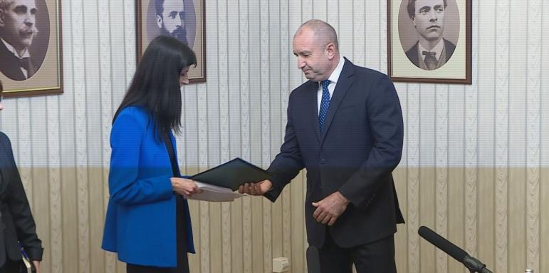 Мария Габриел върна празна папка на Румен Радев