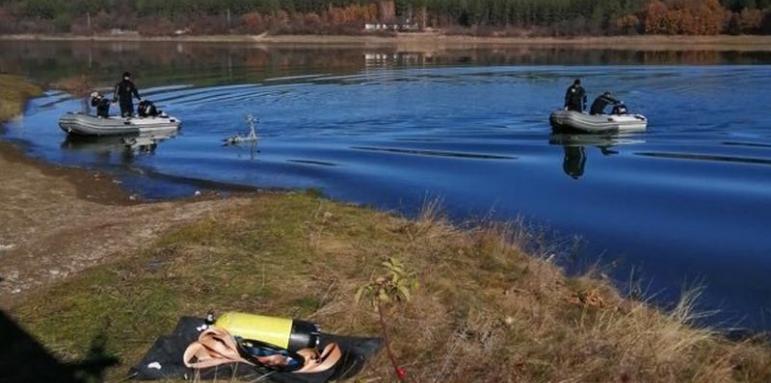 Водолази пак търсят тялото на Янек в язовир