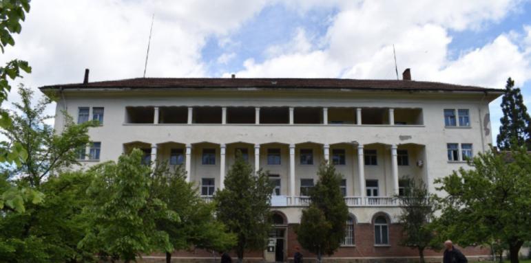 Затвориха болница в Перник заради медици с ковид