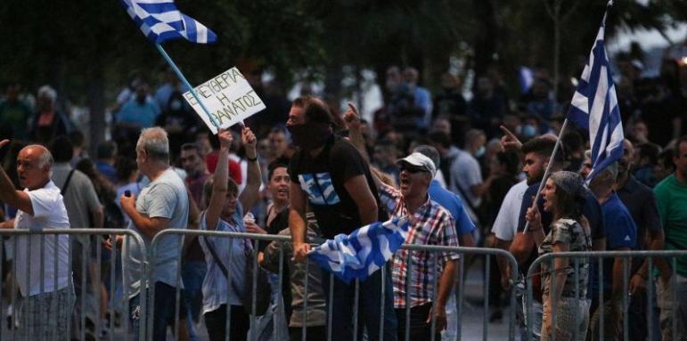 Солун завря от протест. Обявиха бунт срещу здравния фашизъм