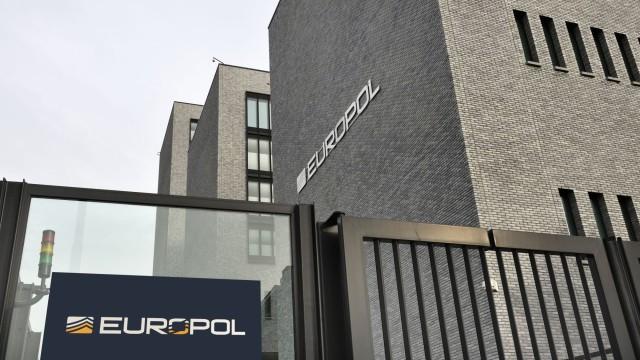 Европол: Бандитите минаха онлайн