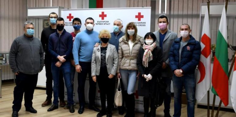 Млади социалисти от София дариха дрехи на БЧК