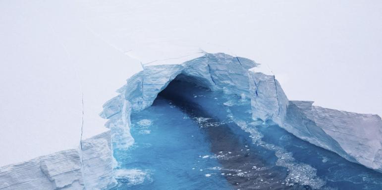 Гигантски айсберг се отцепи в Антарктида