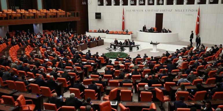 Масов бой в турския парламент (Видео)