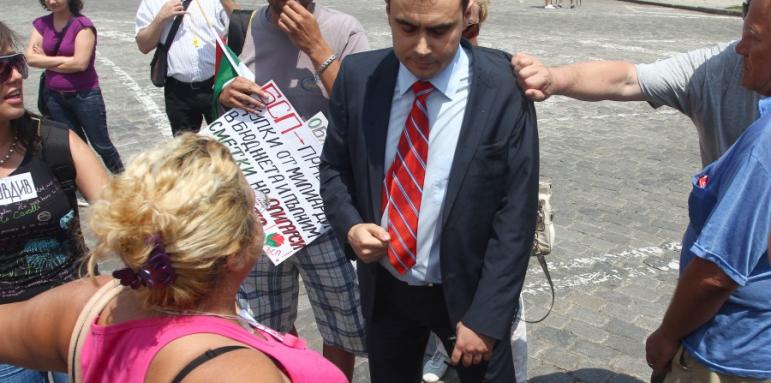 Протестиращи нападнаха с домати депутат от БСП