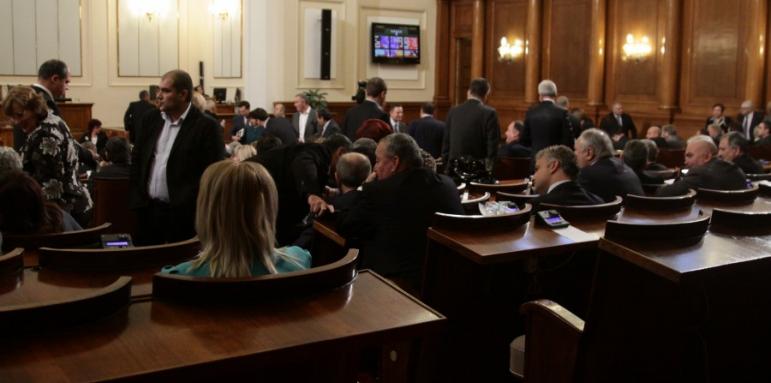 Депутатите сами си орязоха парите