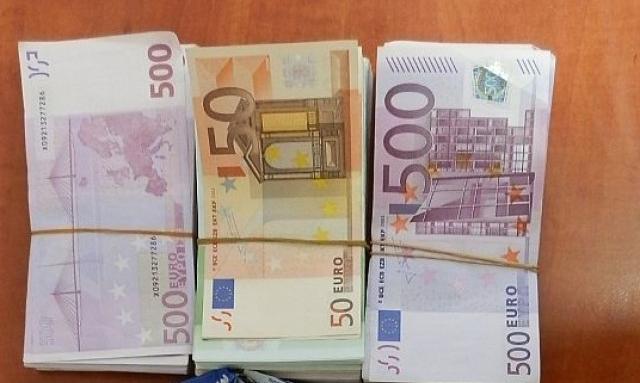 Хванаха 130 хил. евро в кутии с бисквити
