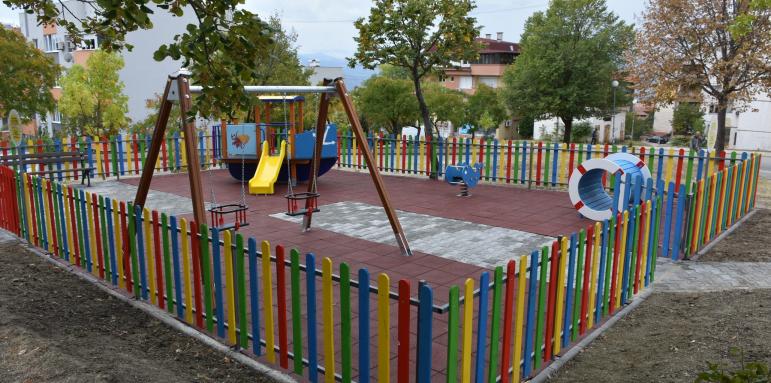 Деца се радват на нови площадки в Благоевград и Рилци