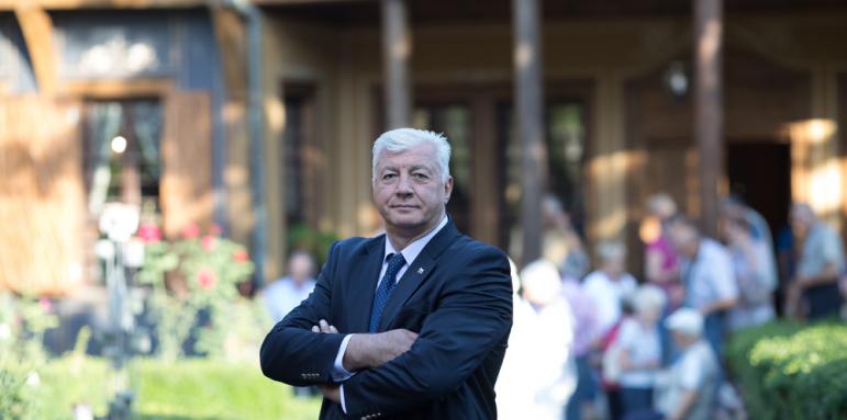 Зико замрази заплатата си, вдига най-ниските