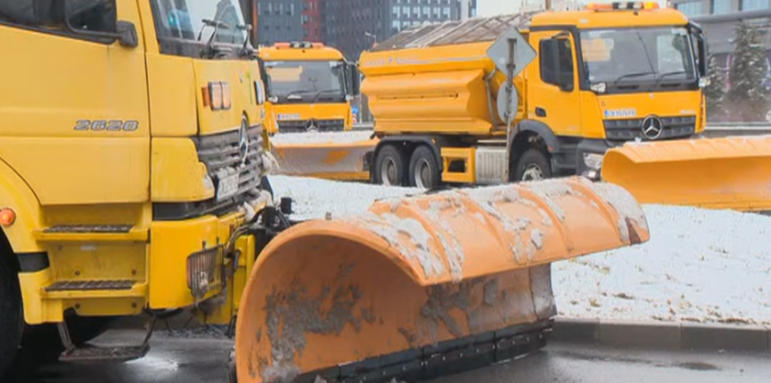 100 снегорина чистят улиците в София