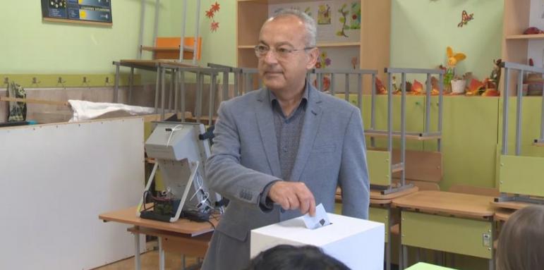 Премиерът гласува. За какво се надява