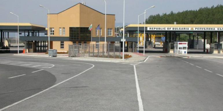 Спряха 70 афганистанци на метри от границата ни