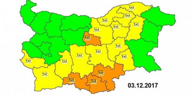 Предупреждават за валежи в 17 области в страната