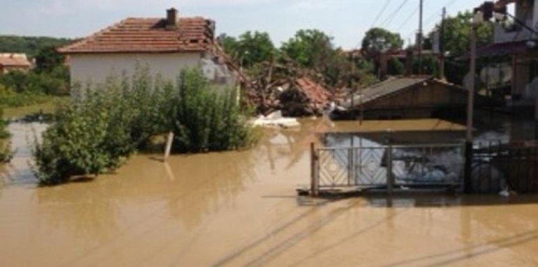 Проливните дъждове наводниха улици в град Мизия