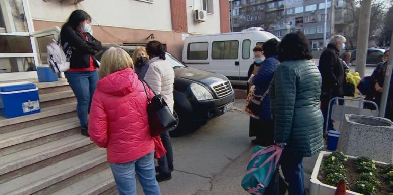 Джипита на опашка за ваксини пред РЗИ