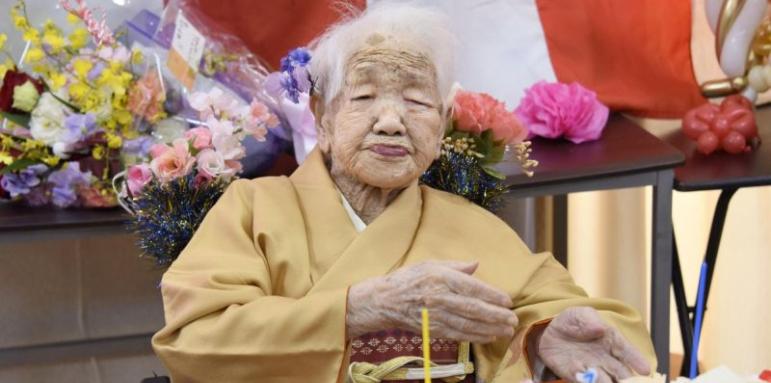 На 119 години японка не се отказва от вреден навик