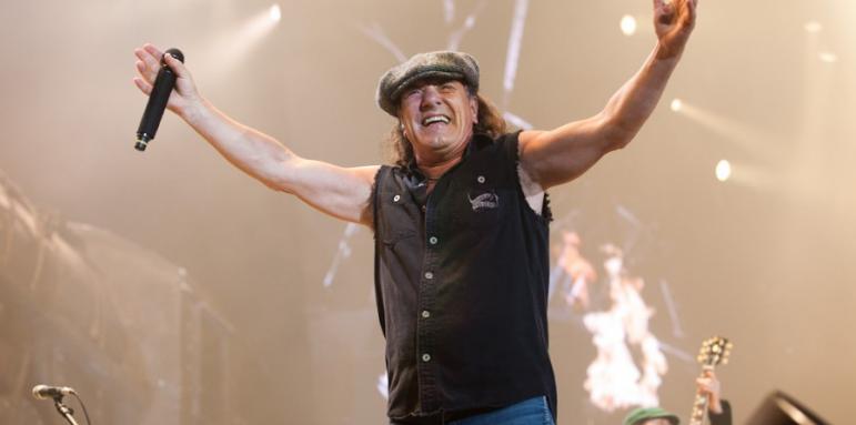 AC/DC отлагат турне - вокалът може да оглушее