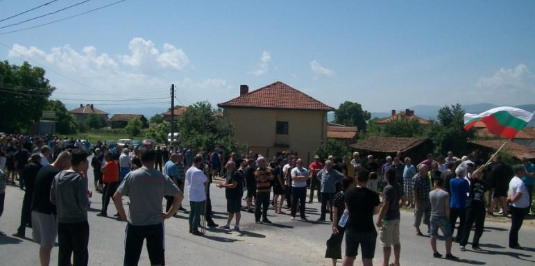 Над 200 с протест срещу ромското беззаконие в Гърмен