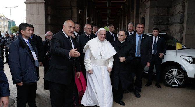 Папата отлетя за Скопие, Борисов го изпрати