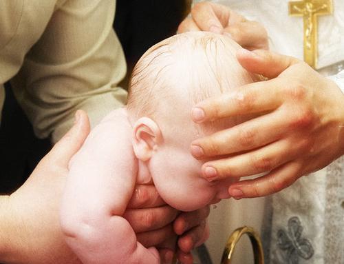 Бебе почина след кръщене в купел пълен с вода