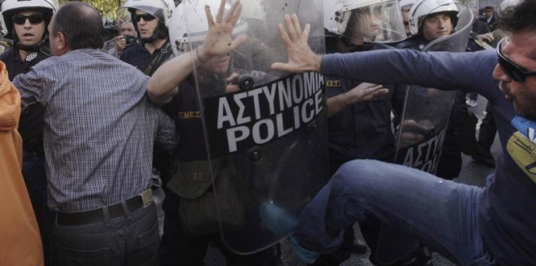 В Гърция - 2000 за наем на полицай