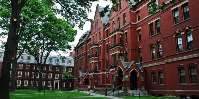"Харвард" е непоклатим на върха