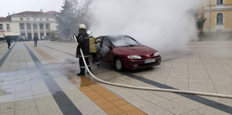 Мъж се заля с бензин, но подпали колата си