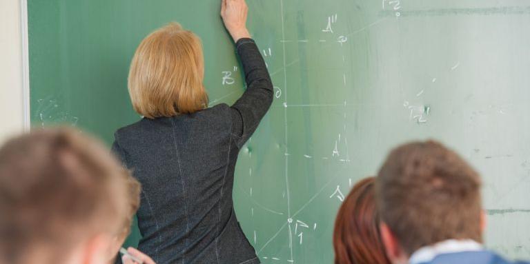 Възрастни учители отказват да стъпят в клас