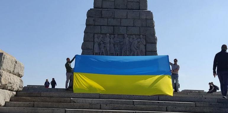 Развяха украински флаг пред паметника на Альоша