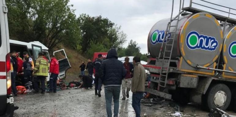 Много жертви и ранени в тежка катастрофа в Турция
