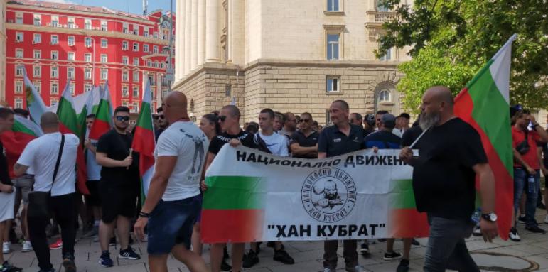 Протест пред президентството. Не пускат Асен Василев