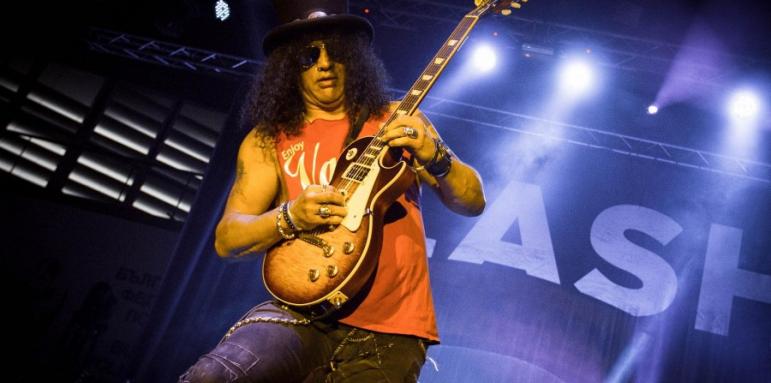 Замеряха Slash с червен сутиен, чашка D