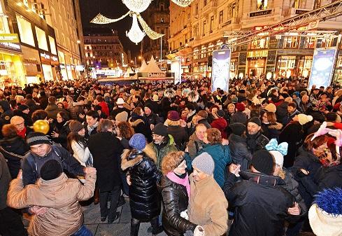 750 000 танцуват валс във Виена