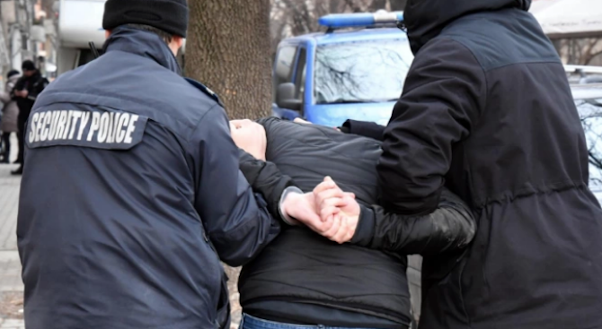 Адвокат блудствал с малолетни, плащал им по 10 лв