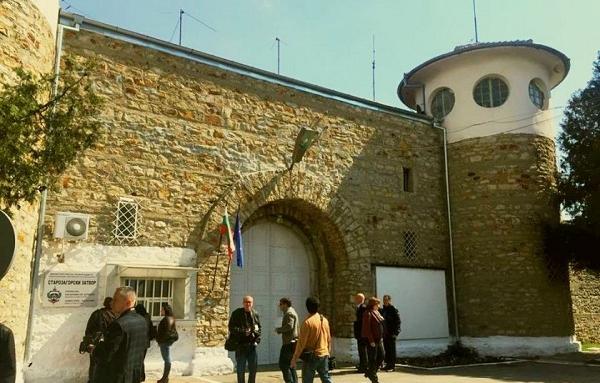 Опасни престъпници избягаха от затвора в Стара Загора