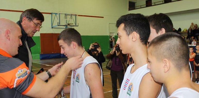 Баскетболни легенди наградиха деца в Разград