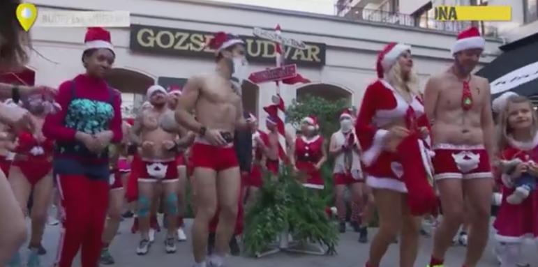 Полуголи мъже в костюми на Дядо Коледа обиколиха Будапеща (видео)