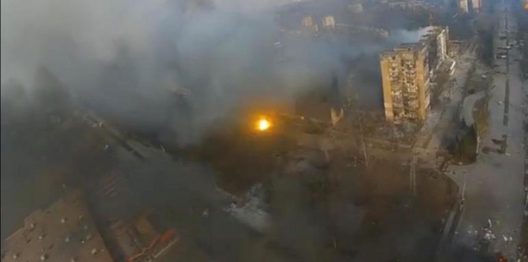 Кошмар в Мариупол. Бомбардират театър с 1200 души вътре
