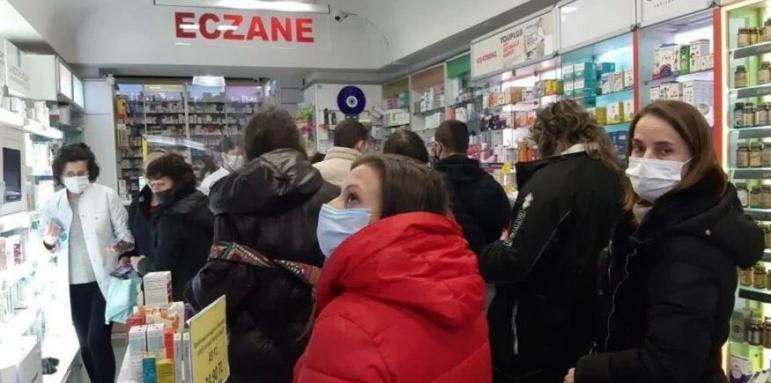 Българи на опашки пред аптеките в Турция, купуват лекарства