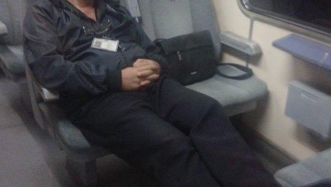 Задържаха политик за снимка на спящ кондуктор