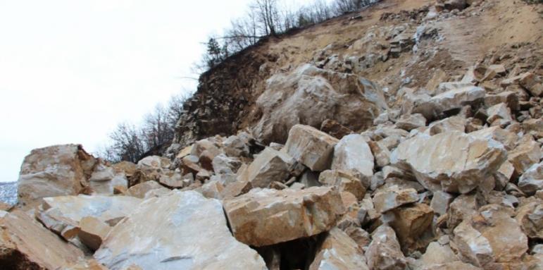 Свлачище затвори пътя за България между Кочани и Делчево