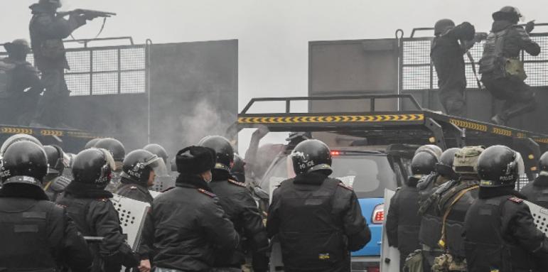Казахстан ври и кипи: Обезглавяват служители на реда