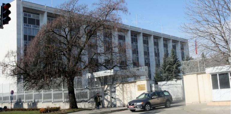 Общинари вбесяват руското посолство в София